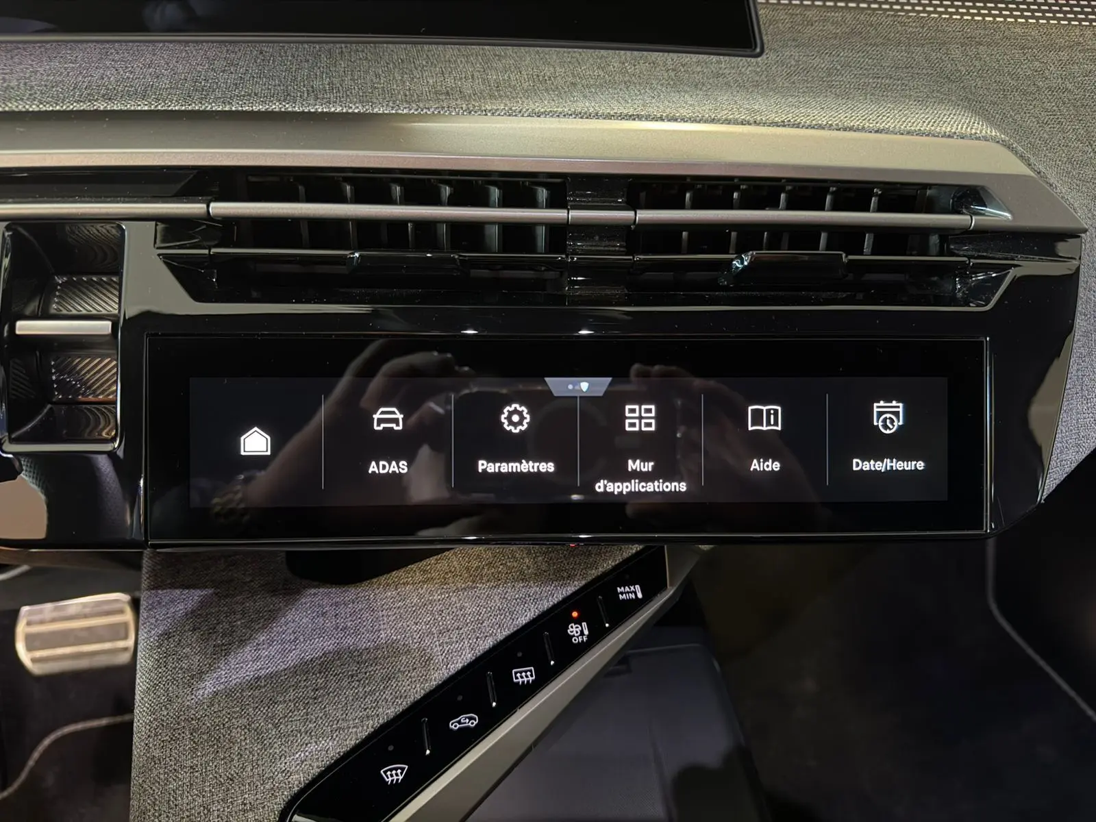 Écran tactile HD 21’’ du Peugeot 5008 Hybrid 145 GT, vue frontale du tableau de bord avec commandes digitales.