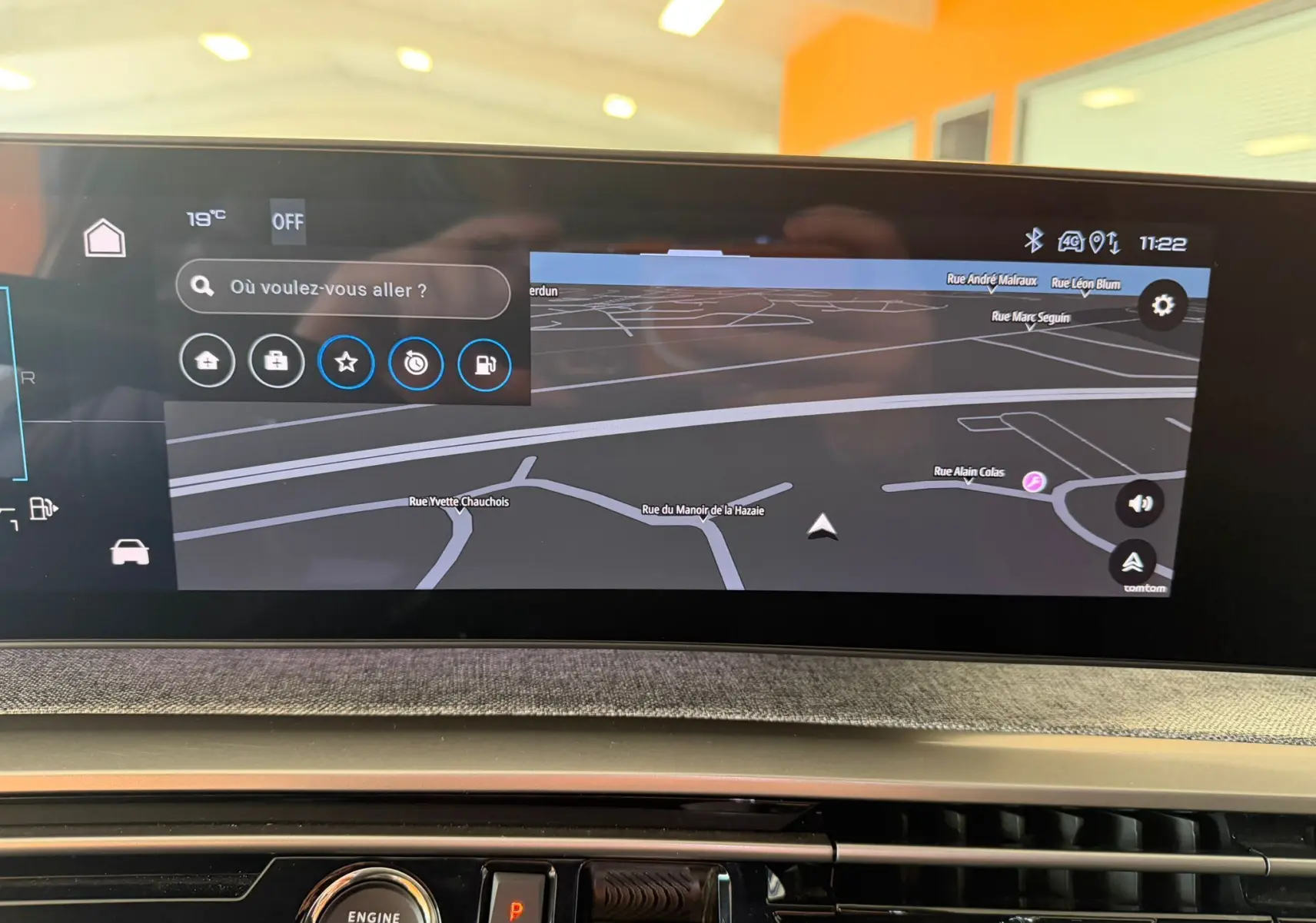 Écran HD 21’’ du GPS du Peugeot 5008 Hybrid GT 2025, vue intérieure sur la console centrale avec bouton start.