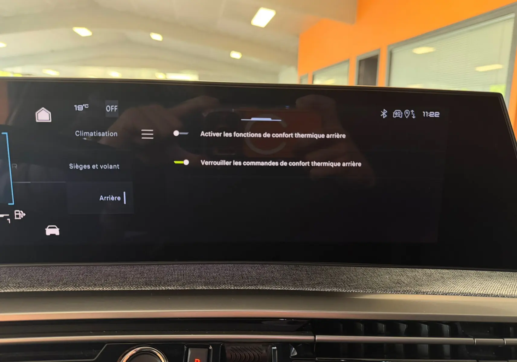 Écran tactile central du Peugeot 5008 Hybrid GT 2025 montrant les réglages de confort thermique arrière, intérieur moderne.