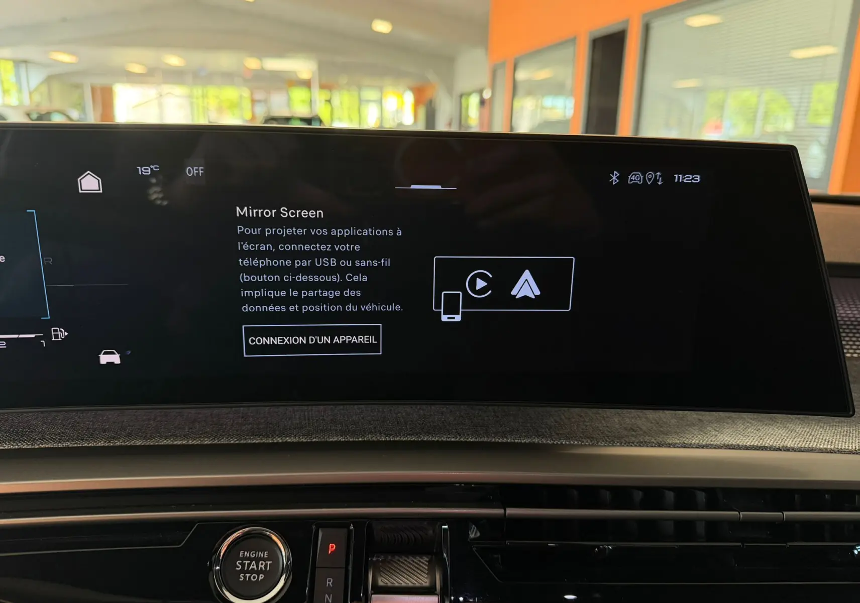 Écran tactile HD 21’’ du Peugeot 5008 Hybrid GT 2025, affichant la fonction Mirror Screen sur tableau de bord.