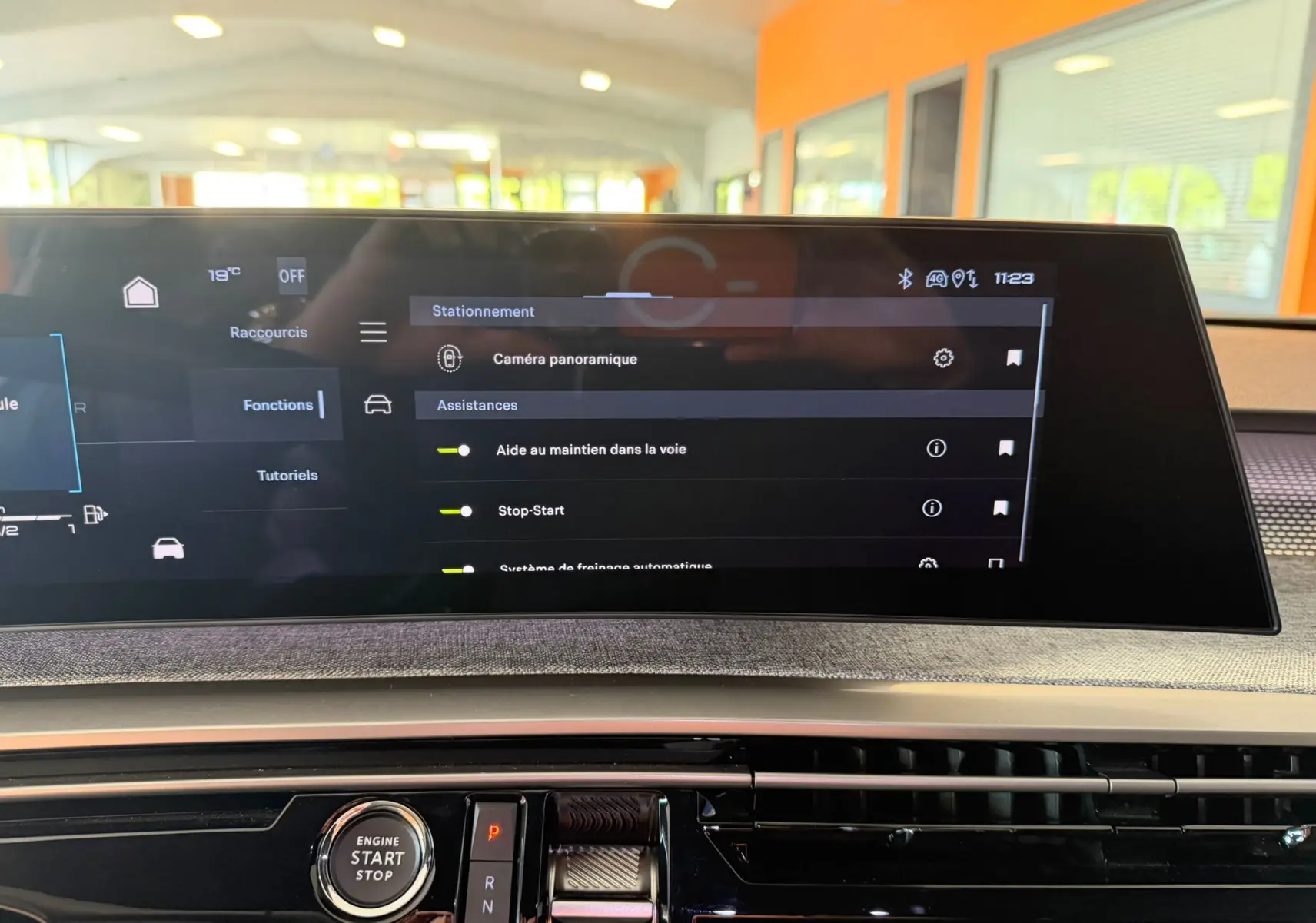 Écran tactile HD 21’’ du Peugeot 5008 Hybrid 145 e-DCS6 GT affichant les options d’assistance à la conduite.