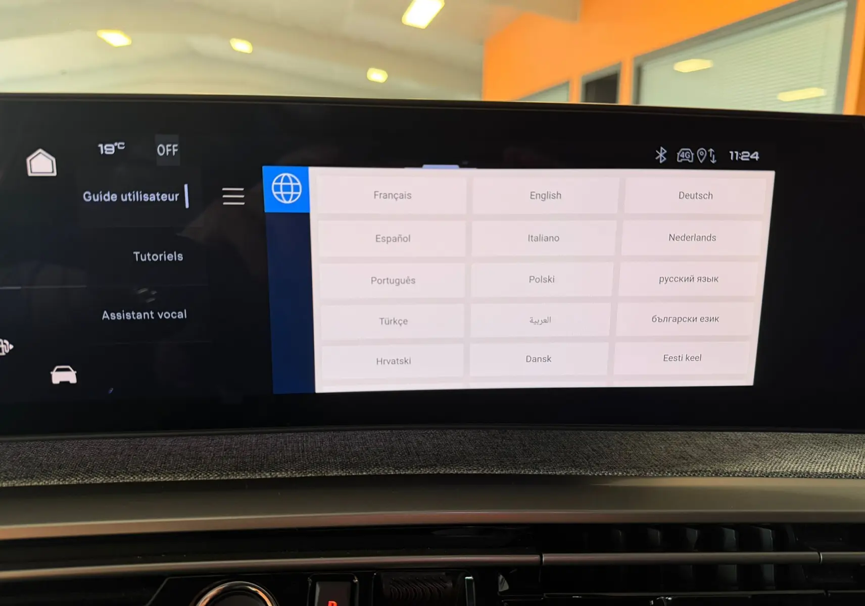 Écran tactile HD 21’’ du Peugeot 5008 Hybrid GT 2025 affichant le menu multilingue, intérieur tissu gris.
