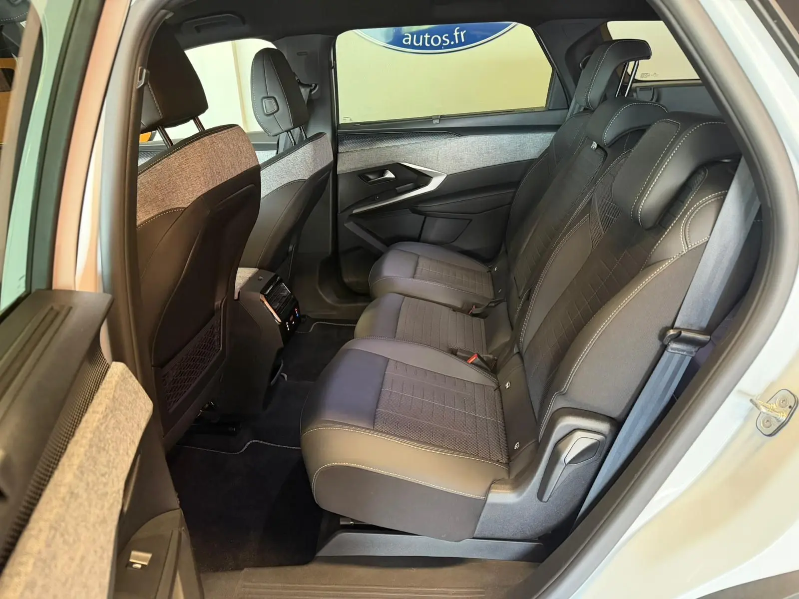 Vue intérieure côté droit des sièges arrière du Peugeot 5008 Hybrid 145 e-DCS6 GT blanc Okenite avec surpiqûres Iced Clay.