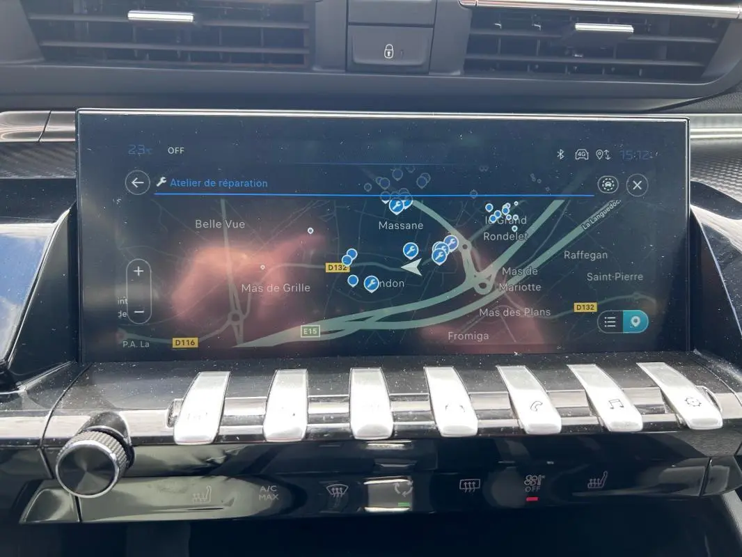 Écran tactile du tableau de bord du Peugeot 508 Hybrid noir, affichant la navigation GPS en vue frontale.