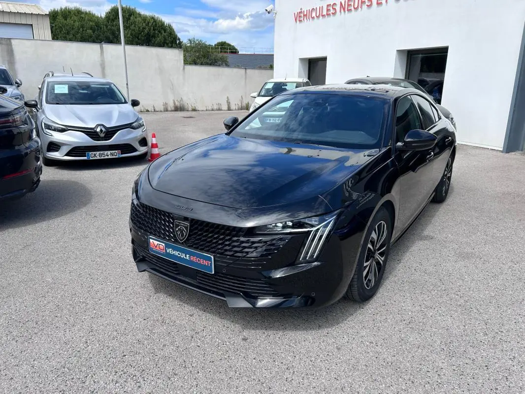 Peugeot 508 Hybrid noir vue 3/4 avant droit, jantes alliage 17 pouces, toit ouvrant et calandre distinctive.