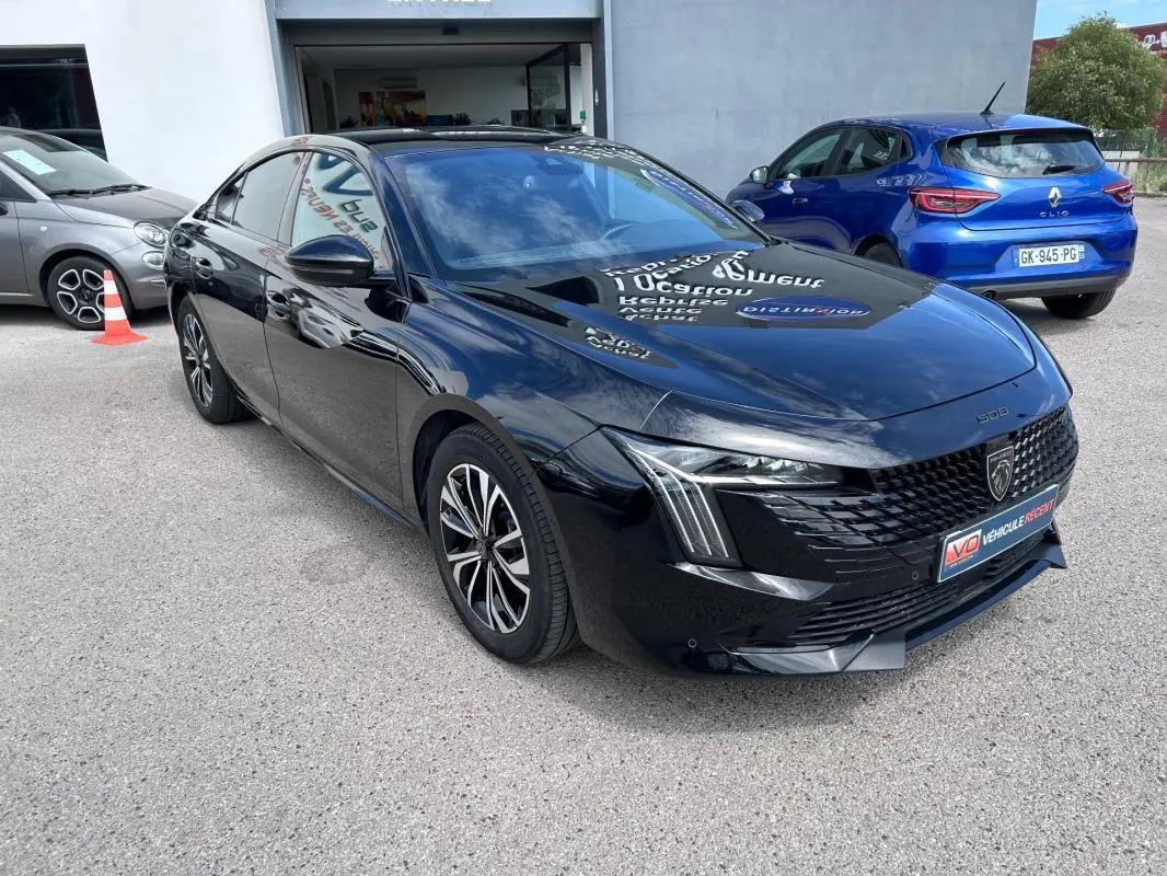 Peugeot 508 Hybrid noir vue 3/4 avant droit, jantes alliage 17 pouces et calandre distinctive brillante.