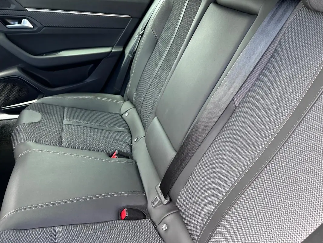 Vue rapprochée des sièges arrière en tissu et cuir gris foncé de la Peugeot 508 Hybrid 225 e-EAT8 Allure 2024.