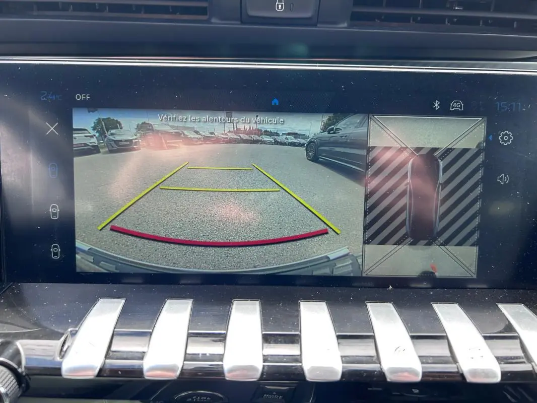 Écran tactile intérieur montrant la caméra de recul et l'affichage 360° du Peugeot 508 Hybrid noir.