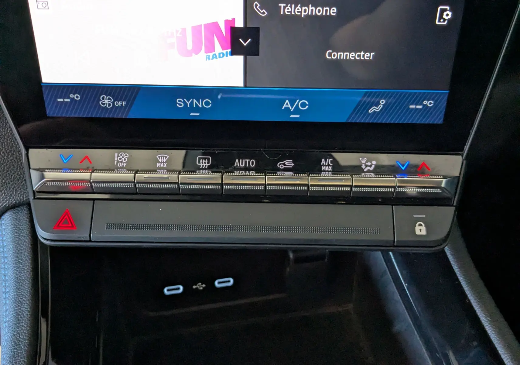 Vue rapprochée de la console centrale du Renault Espace VI noir étoile, montrant les commandes de climatisation et l’écran multimédia.