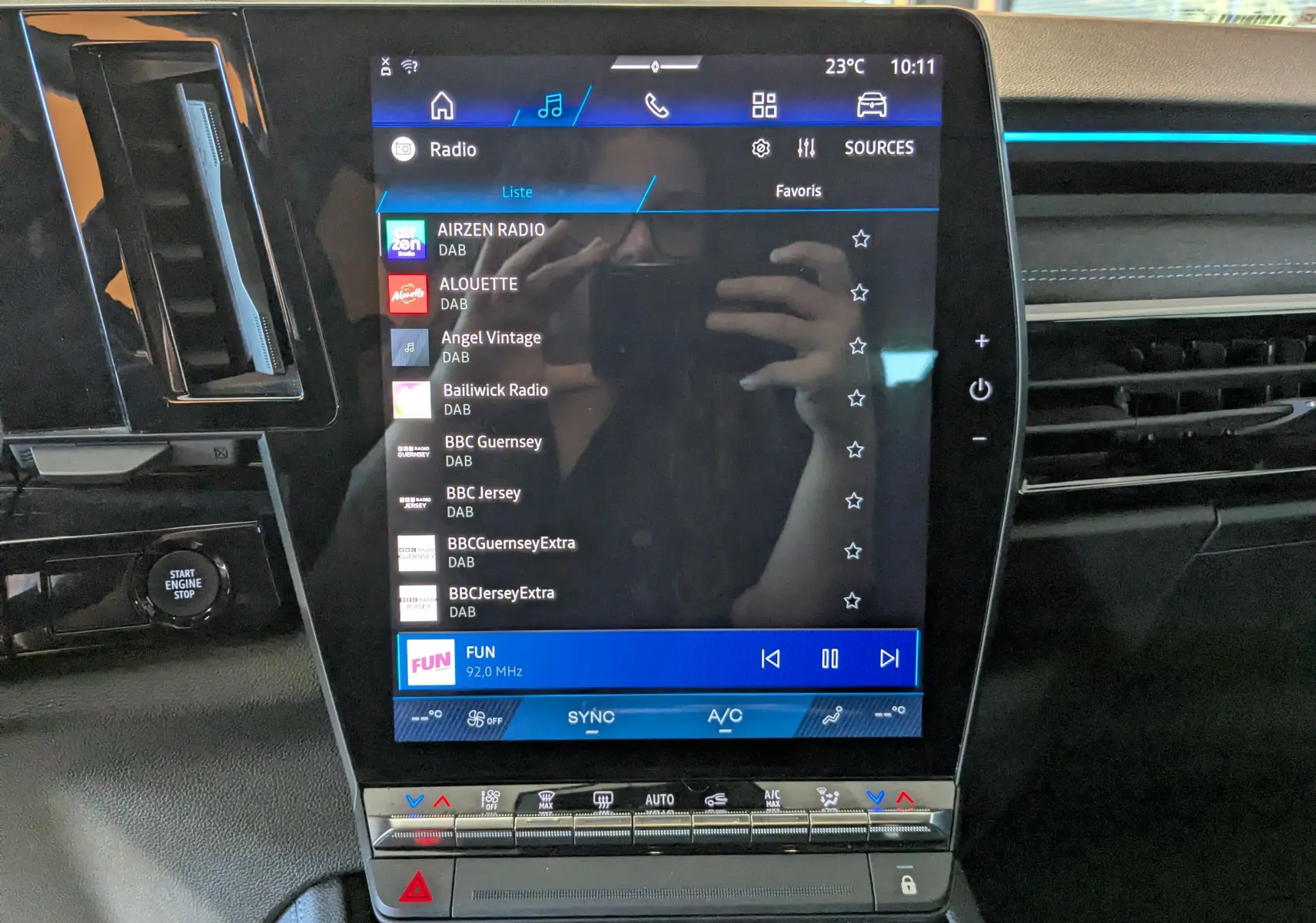 Écran tactile multimédia vertical du tableau de bord du Renault Espace VI noir, affichant la liste des radios DAB.