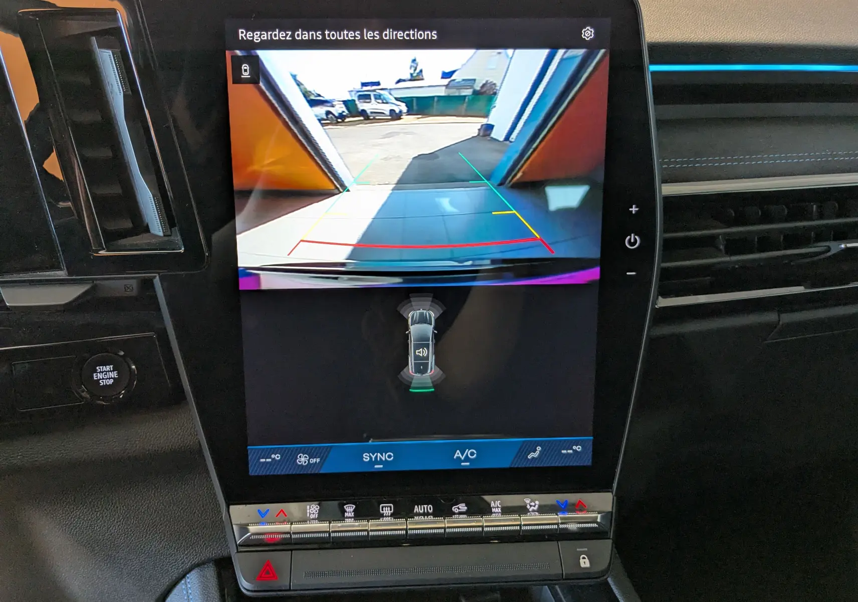 Écran central du Renault Espace VI noir étoile montrant la caméra de recul avec lignes de guidage colorées.