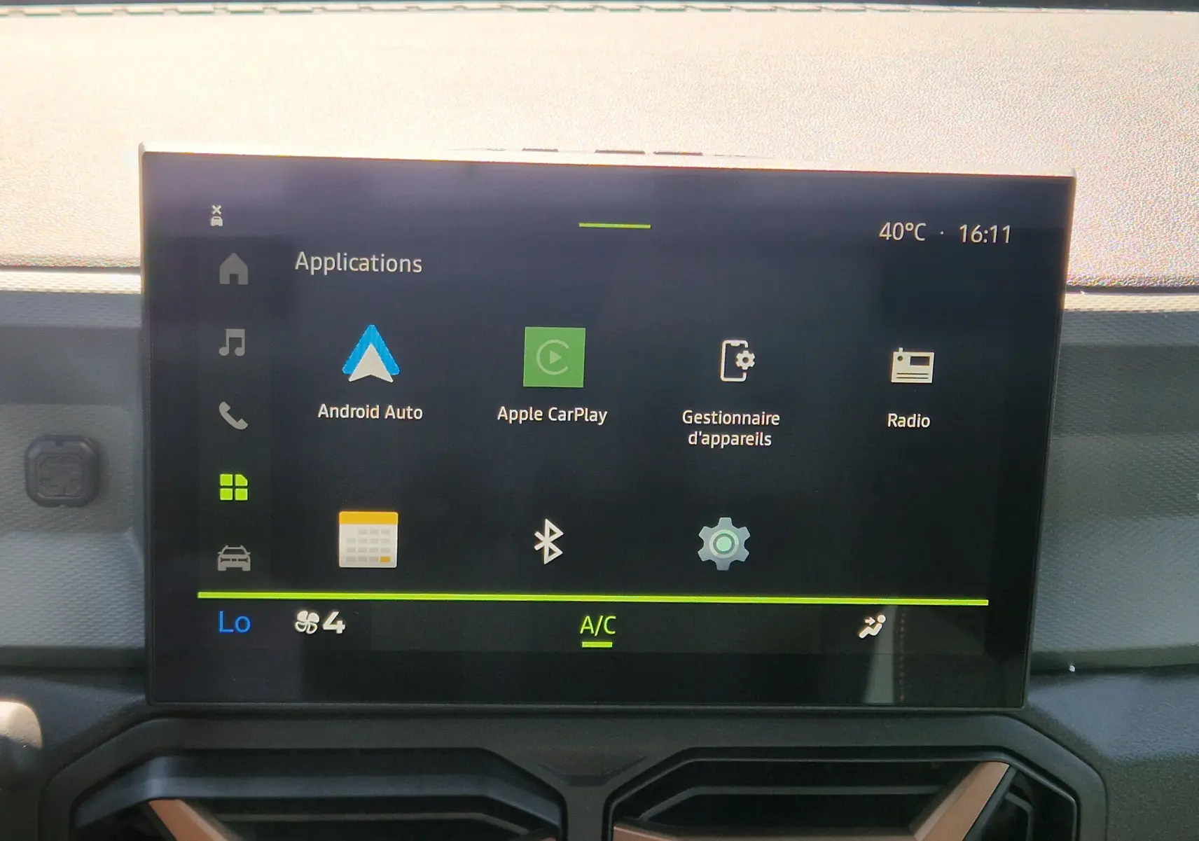 Écran tactile central du Dacia Duster 1.8 Hybrid 155 Extreme affichant les applications Android Auto et Apple CarPlay, intérieur noir.