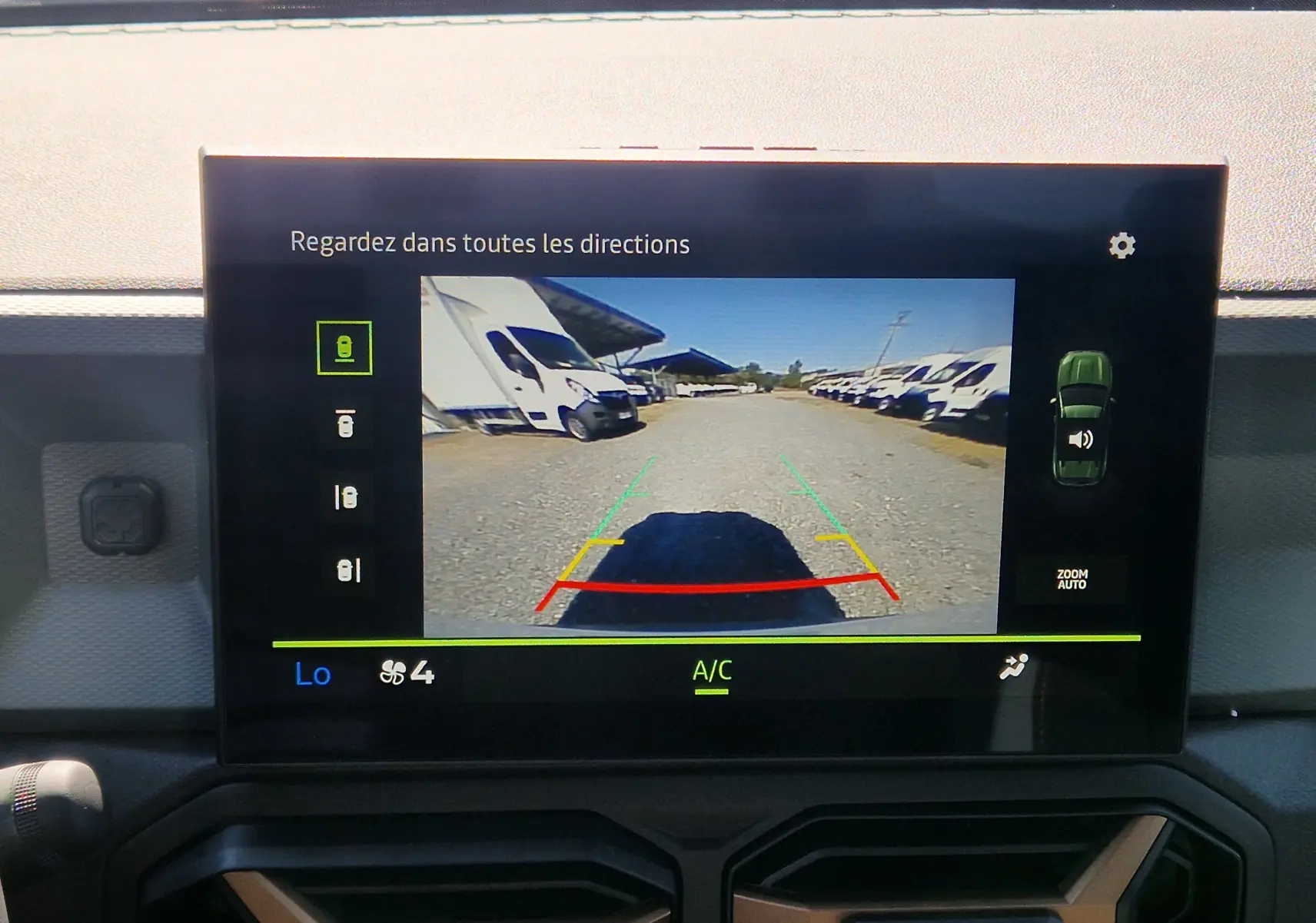 Écran central montrant la caméra de recul du Dacia Duster 1.8 Hybrid 155 Extreme vert cèdre en vue arrière.