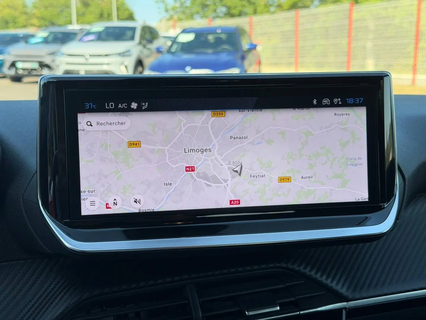 Écran tactile central affichant la navigation GPS sur la carte de Limoges dans une Peugeot 208 2025.
