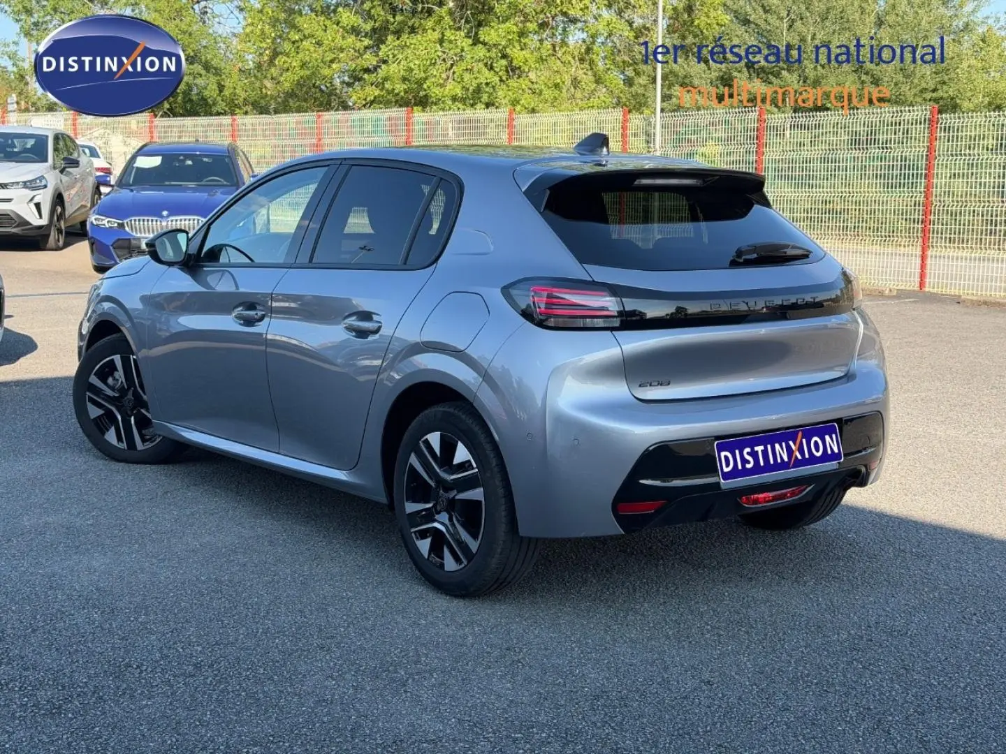 Peugeot 208 gris Artense vue 3/4 arrière droit, avec jantes alu et feux arrière LED distinctifs.