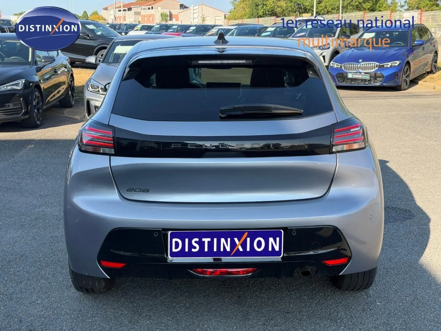 Vue arrière d'une Peugeot 208 gris Artense 2025 avec feux arrière LED et lunette arrière surteintée.