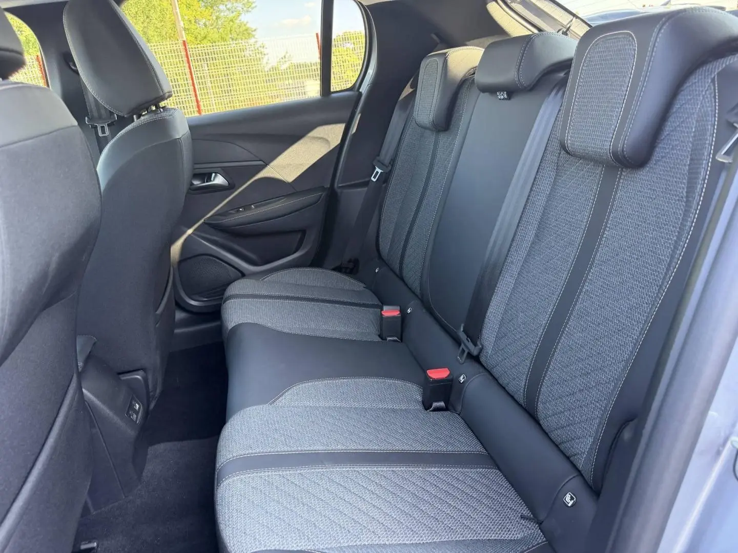 Vue côté droit de la banquette arrière gris foncé avec tissu et cuir sur Peugeot 208 1.2 100ch 2025.