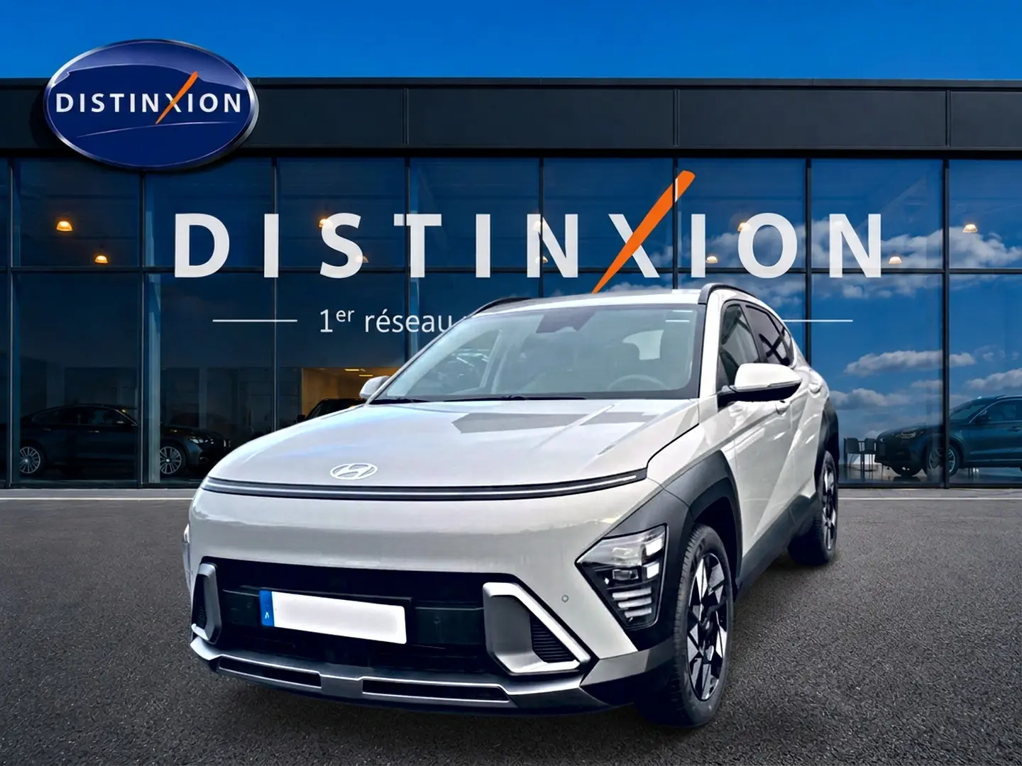 Hyundai Kona 1.6 GDI hybride gris, vue 3/4 avant avec signature lumineuse LED et jantes alliage 18 pouces.