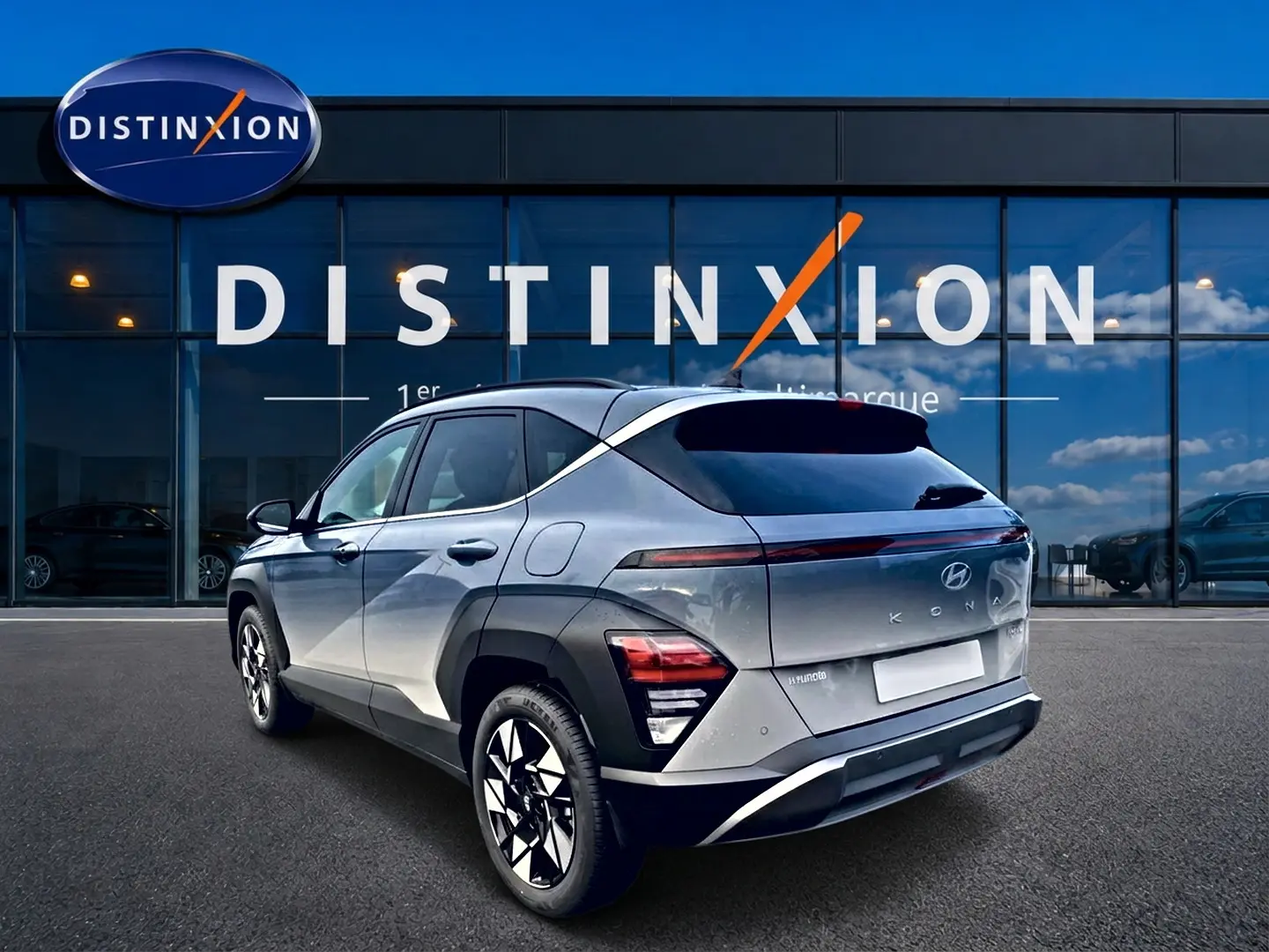 Vue 3/4 arrière droite d'un Hyundai Kona gris 2025 avec feux LED et jantes alliage noires et argentées.