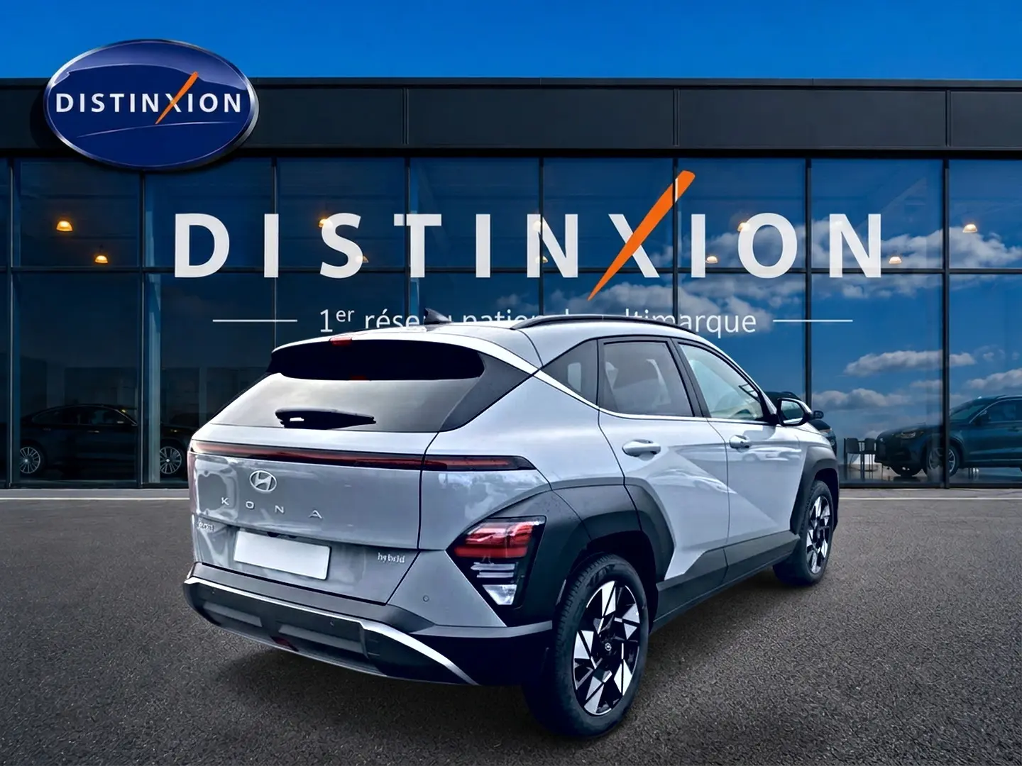 Vue 3/4 arrière droite d'un Hyundai Kona gris 2025 avec feux arrière LED et jantes alliage 18 pouces.