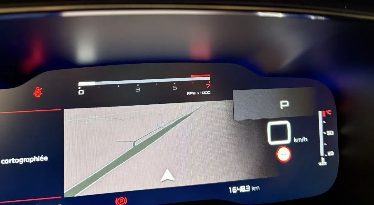 Gros plan sur le combiné d'instruments numérique du Citroën C5 Aircross blanc, affichant la navigation et la vitesse à 0 km/h.