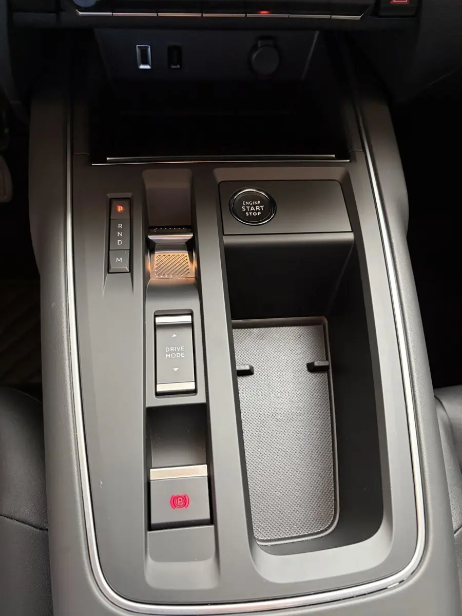 Vue rapprochée de la console centrale noire du Citroën C5 Aircross 2025 avec bouton start/stop et commande de boîte auto.