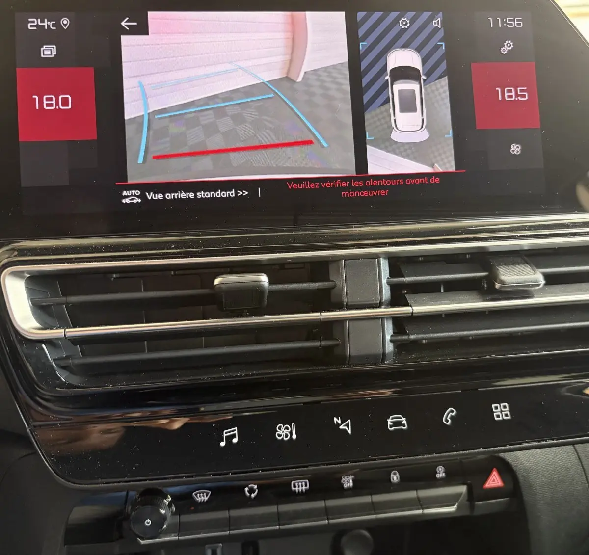 Vue rapprochée de l’écran tactile central du tableau de bord du Citroën C5 Aircross blanc, affichant la caméra de recul et l’aide au stationnement.