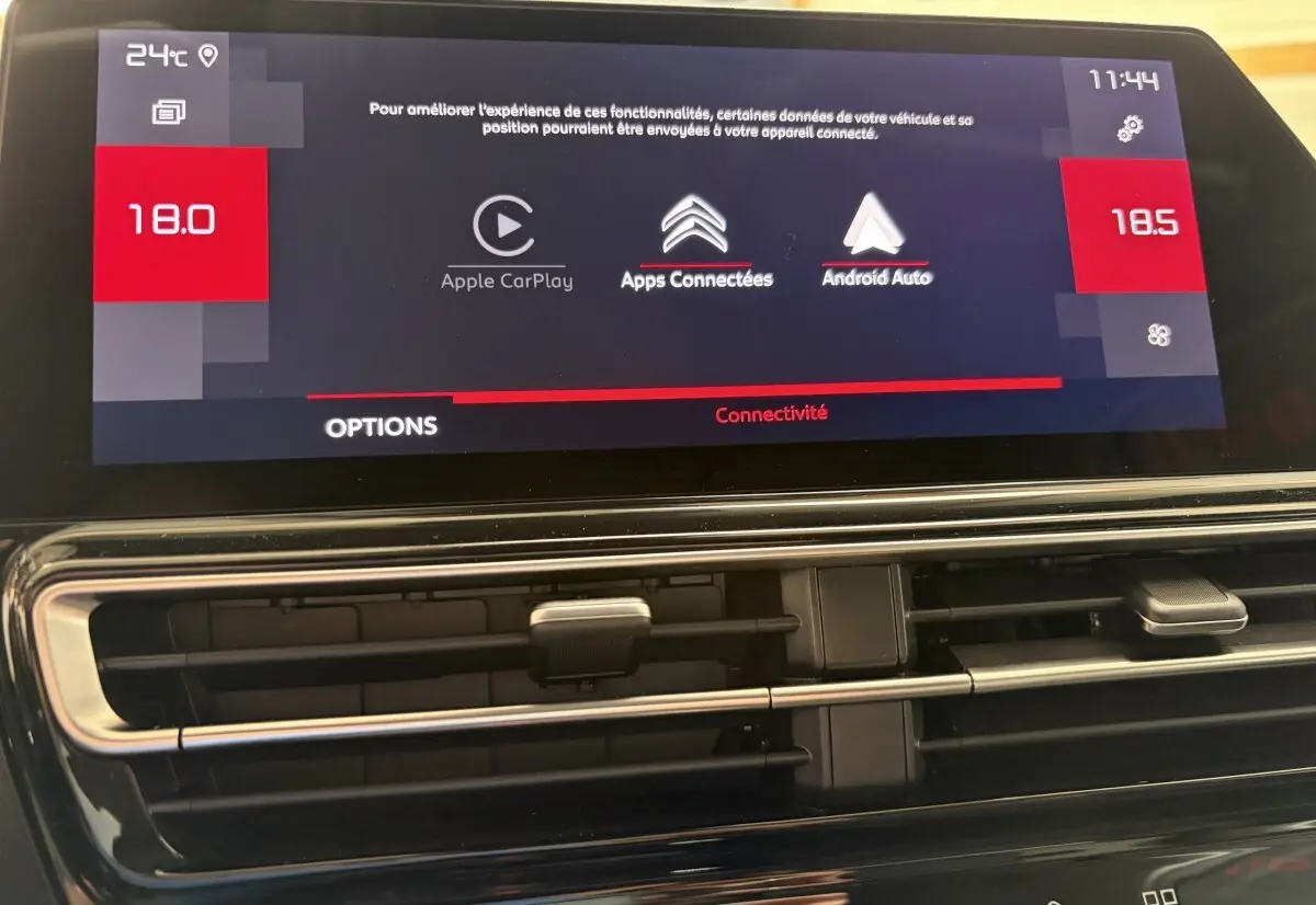 Écran tactile central du tableau de bord du Citroën C5 Aircross blanc, affichant les options Apple CarPlay et Android Auto.