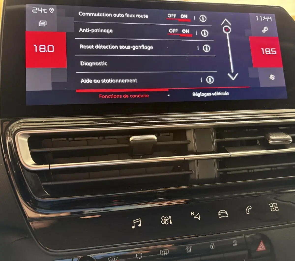 Écran tactile central du tableau de bord du Citroën C5 Aircross 2025 affichant les réglages d’aide à la conduite et climatisation.