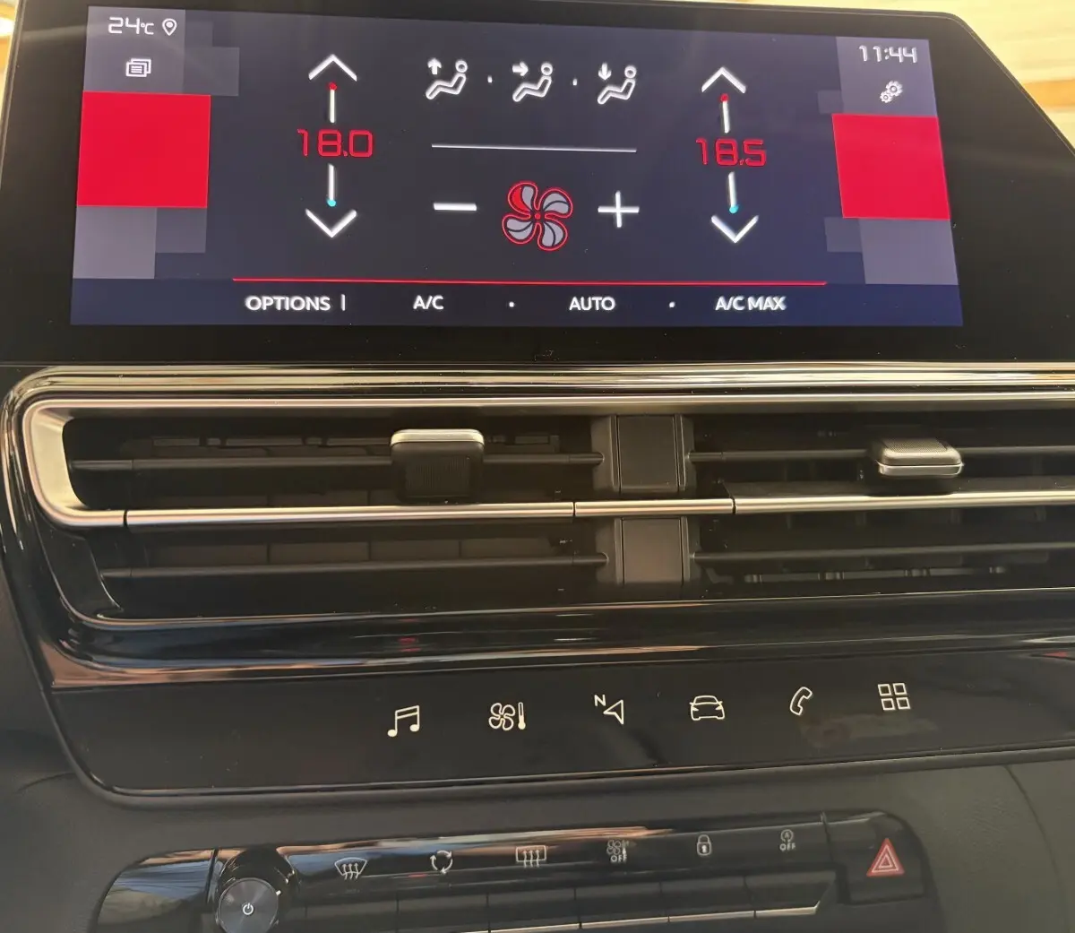 Vue rapprochée de l’écran tactile central et des aérateurs noirs du tableau de bord du Citroën C5 Aircross blanc 2025.