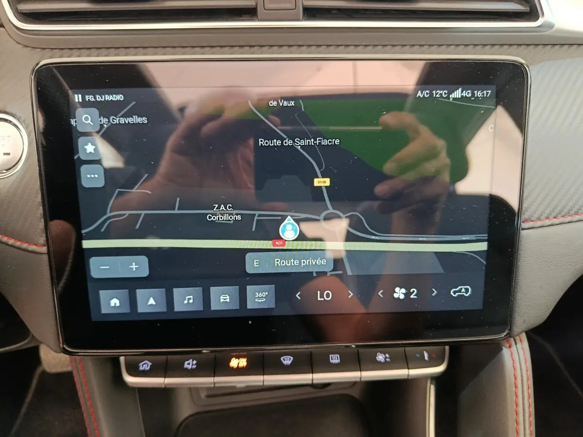 Écran tactile central affichant la navigation 3D dans l'habitacle du MG Motor ZS Luxury noir 2024.