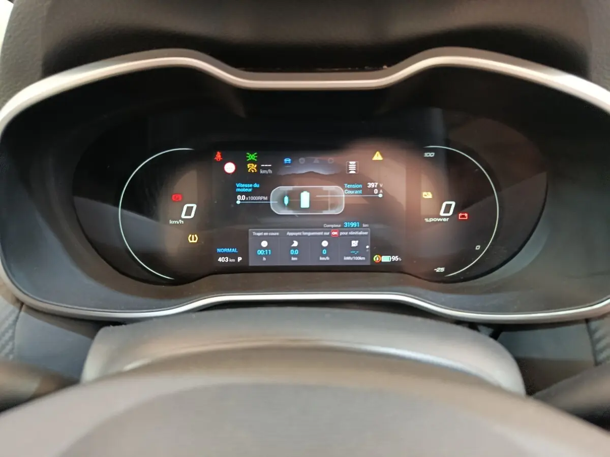 Vue rapprochée du combiné d'instruments numérique du MG ZS Luxury 70kWh 2024, affichage multifonctions allumé.