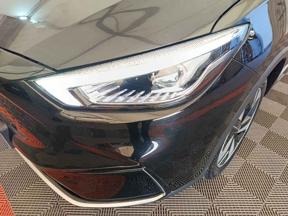 Gros plan sur le phare avant droit du MG Motor ZS Luxury noir 2024, mettant en valeur son design LED moderne.