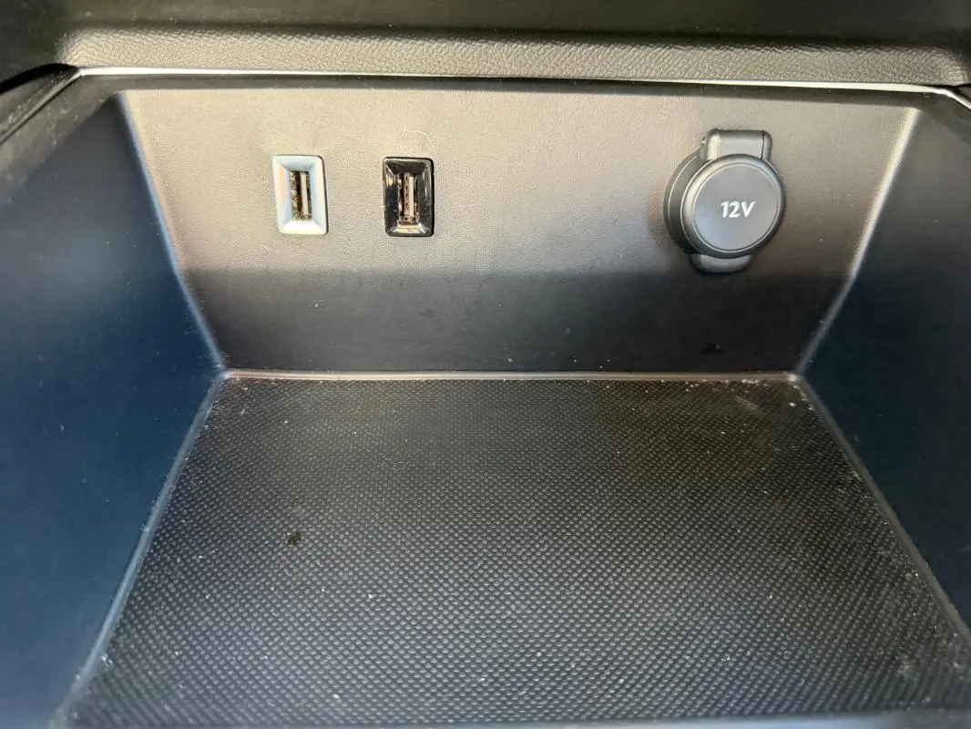 Détail de la console centrale du Citroën C5 Aircross 2024 hybride, montrant deux ports USB et une prise 12V.