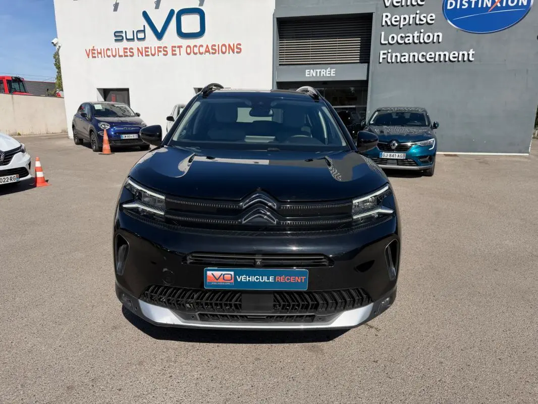 Vue frontale d’un Citroën C5 Aircross hybride noir 2024, avec calandre distinctive et logo double chevron bien visible.