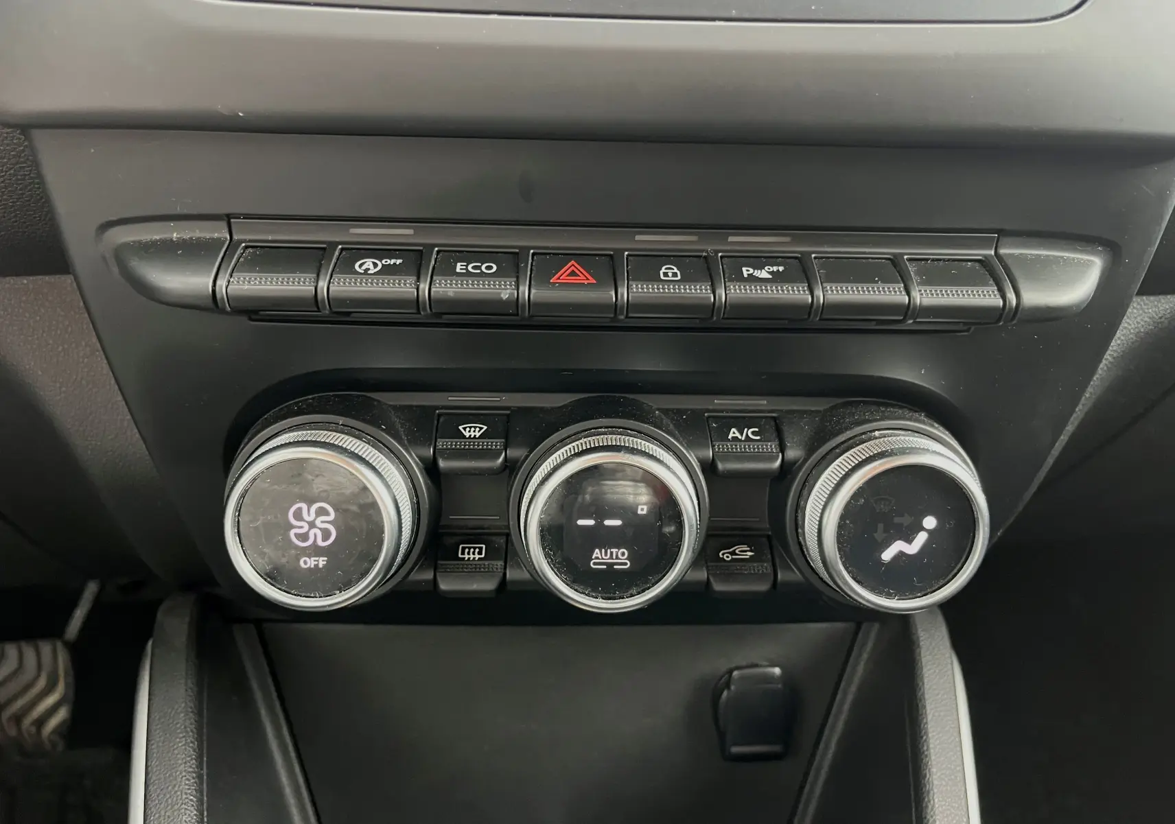 Panneau de commande de climatisation et boutons de fonction du tableau de bord du Dacia Duster 1.5 DCI 2018.
