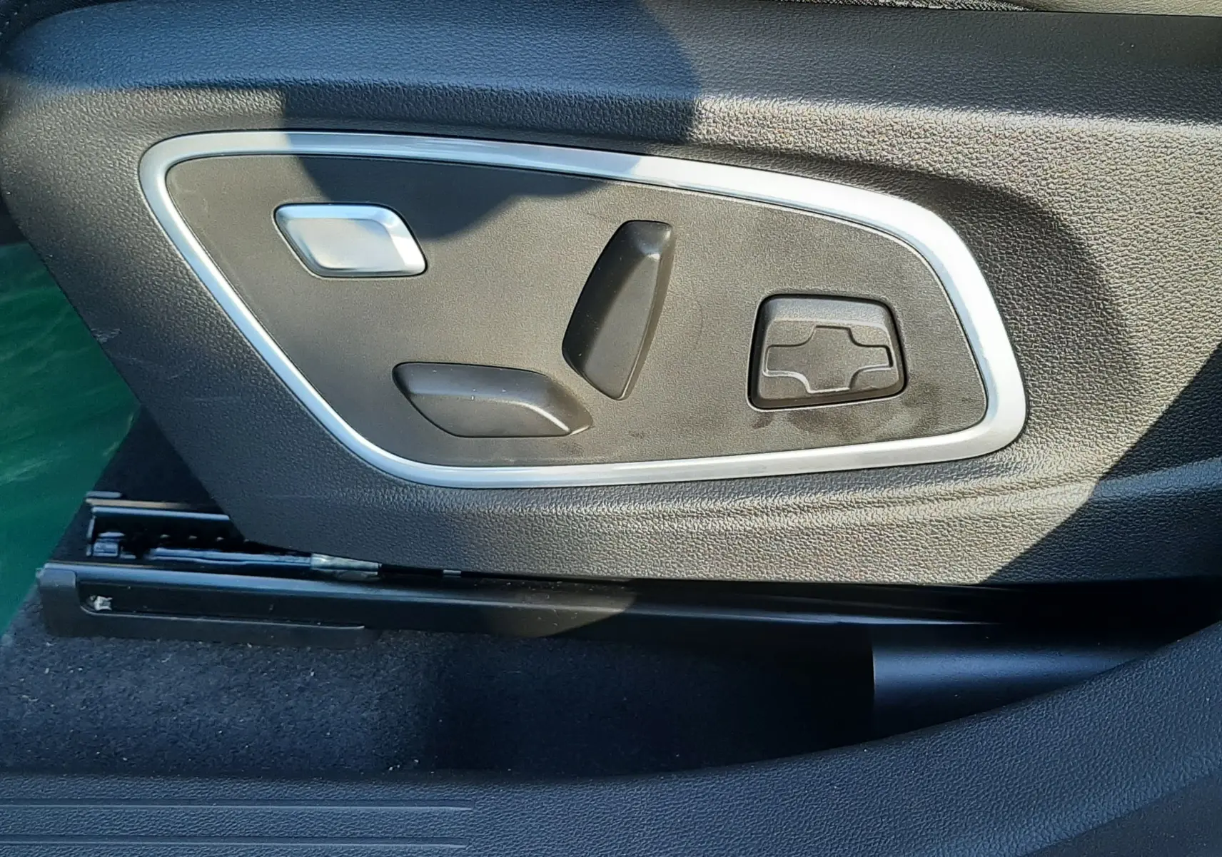 Commandes électriques de réglage du siège conducteur en cuir noir dans un Renault Austral E-Tech 2025 blanc nacré.