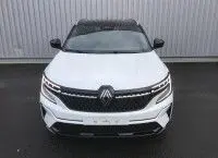 Vue de face du Renault Austral 2025 blanc nacré avec toit noir, mettant en valeur sa calandre moderne et ses phares LED fins.