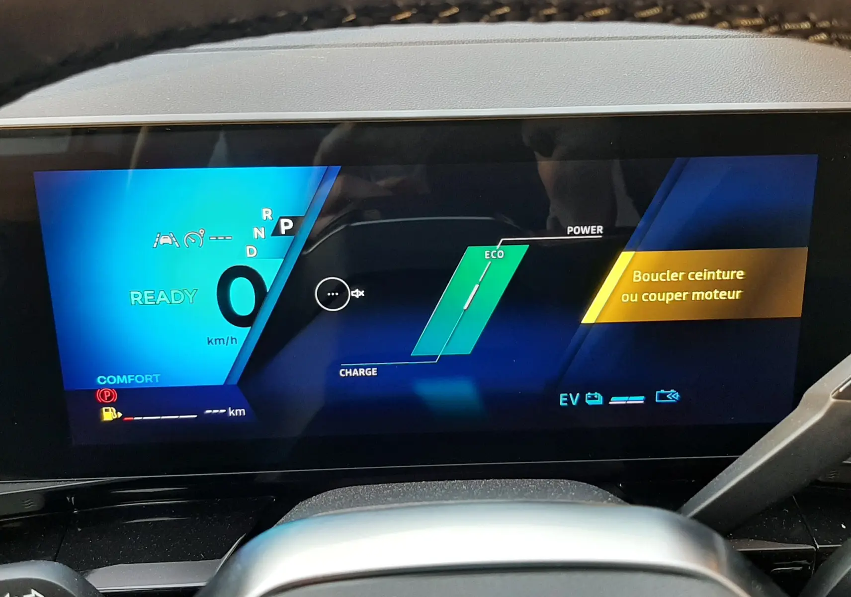 Tableau de bord numérique du Renault Austral E-Tech 2025 affichant l'état prêt, mode confort et rappel ceinture de sécurité.