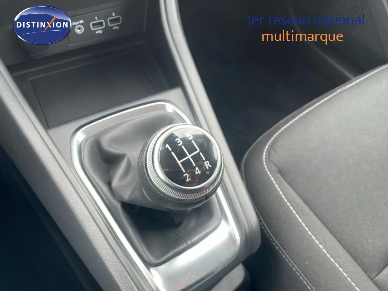 Le levier de vitesses manuel de la Renault Captur gris cassiopée, vue rapprochée de la console centrale.