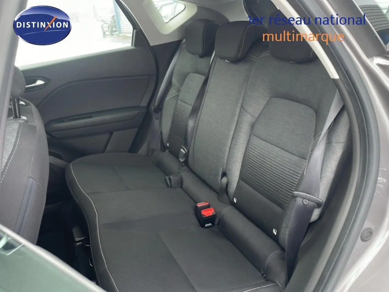 Vue intérieure côté droit des sièges arrière gris tissu du Renault Captur 1.0 TCE GPL 2020, porte ouverte.
