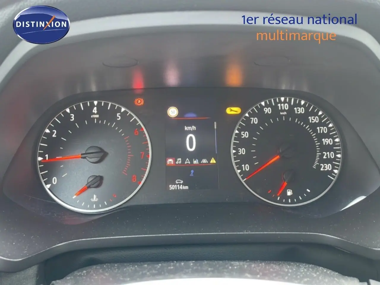 Vue rapprochée du tableau de bord du Renault Captur 2020 avec compteur digital et compte-tours.
