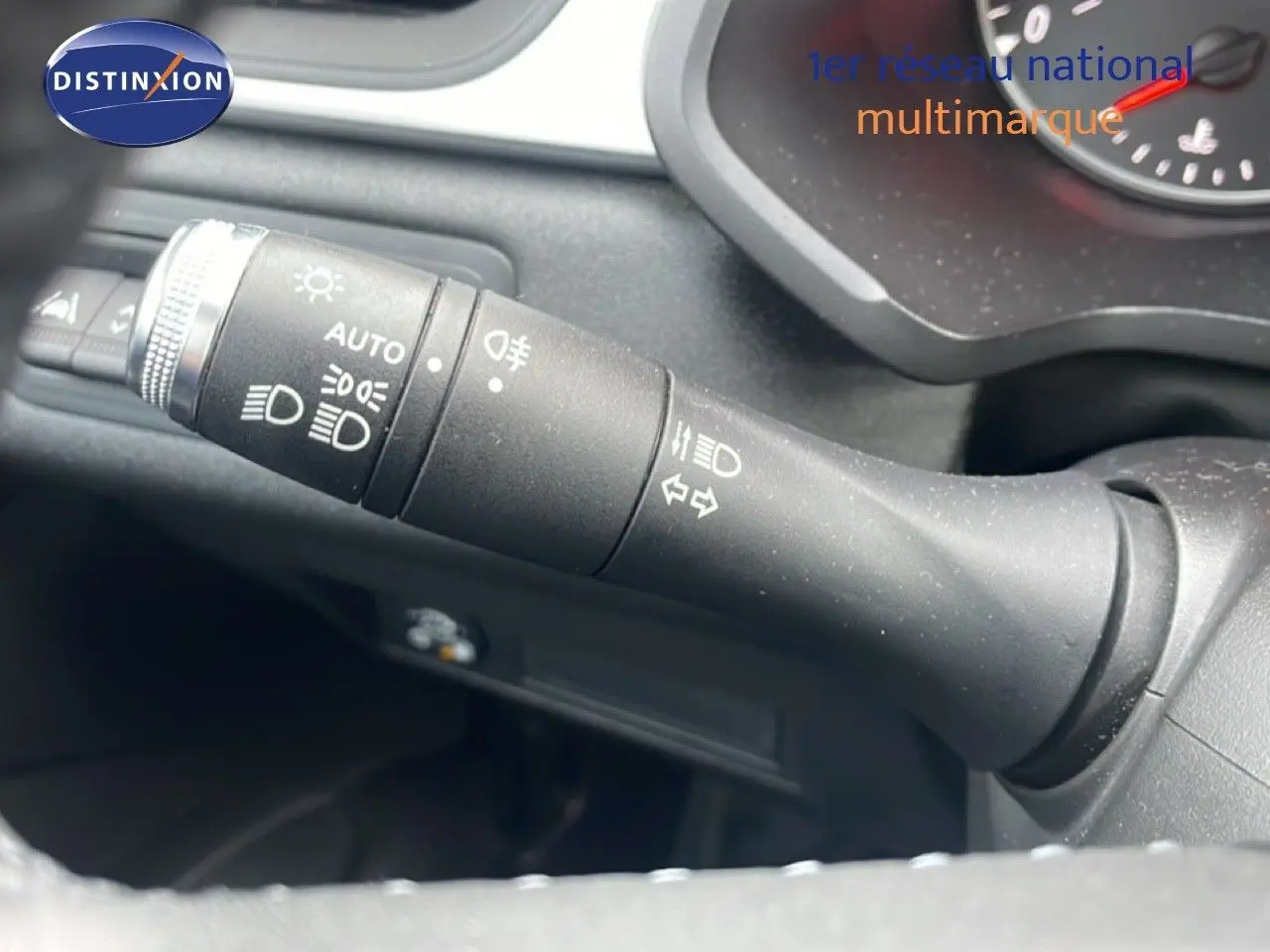 Gros plan sur la commande des phares et clignotants dans l’habitacle du Renault Captur gris Cassiopée Métal.