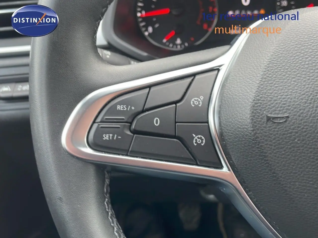 Gros plan sur les commandes au volant à gauche du Renault Captur 2020, avec boutons de régulateur de vitesse.