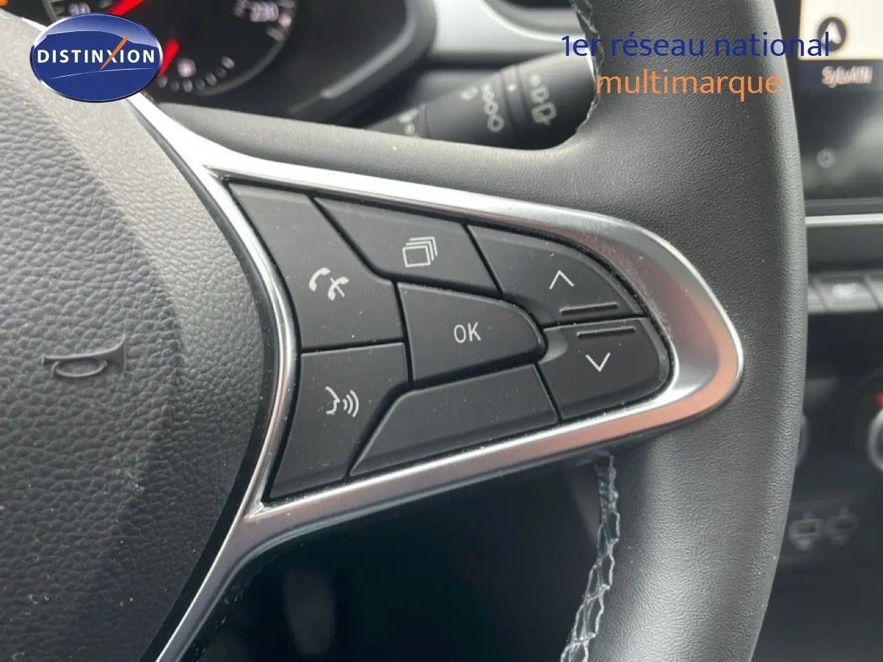 Gros plan sur les commandes au volant du Renault Captur 2020, finition Business, avec cuir noir et boutons multifonctions.