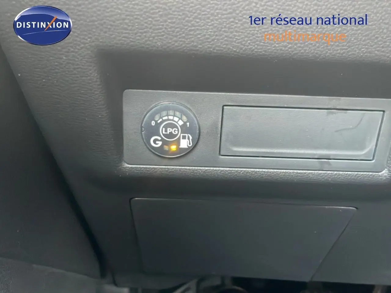 Gros plan sur le tableau de bord du Renault Captur 2020, montrant l'indicateur de niveau GPL allumé.