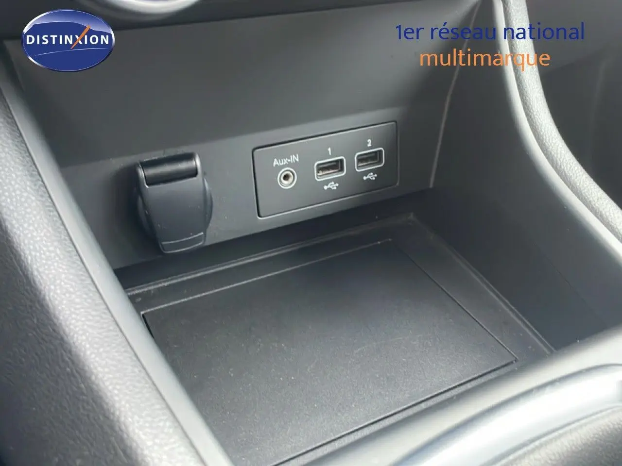 Gros plan sur la console centrale noire du Renault Captur 2020 montrant les ports USB et prise Aux-In.
