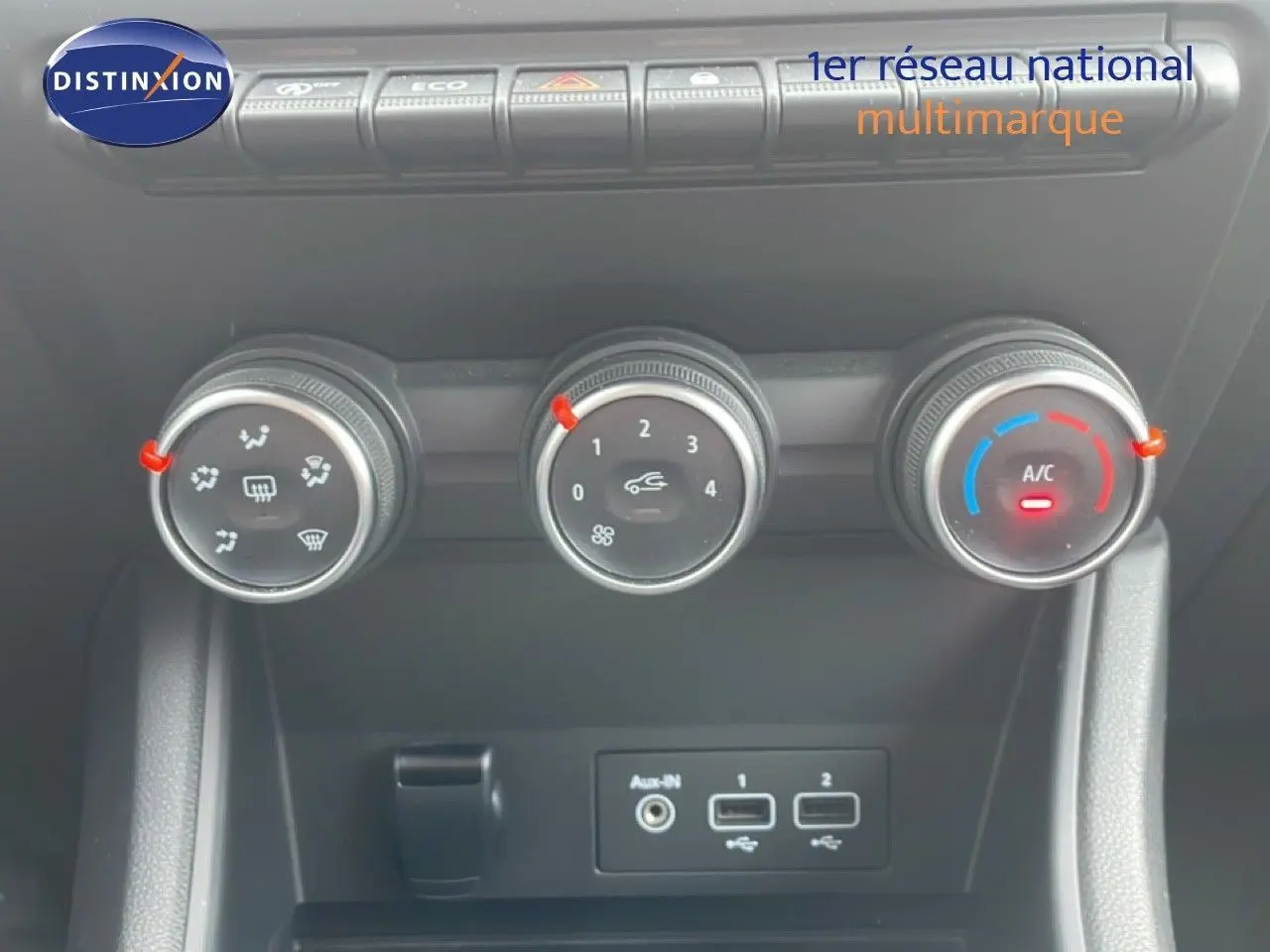 Gros plan sur les commandes de climatisation et les ports USB d’un Renault Captur gris Cassiopée, version 2020.