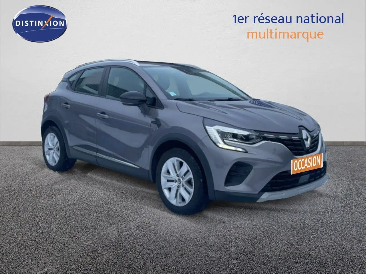 Renault Captur gris Cassiopée métal en 3/4 avant droit avec calandre noire et jantes argentées.