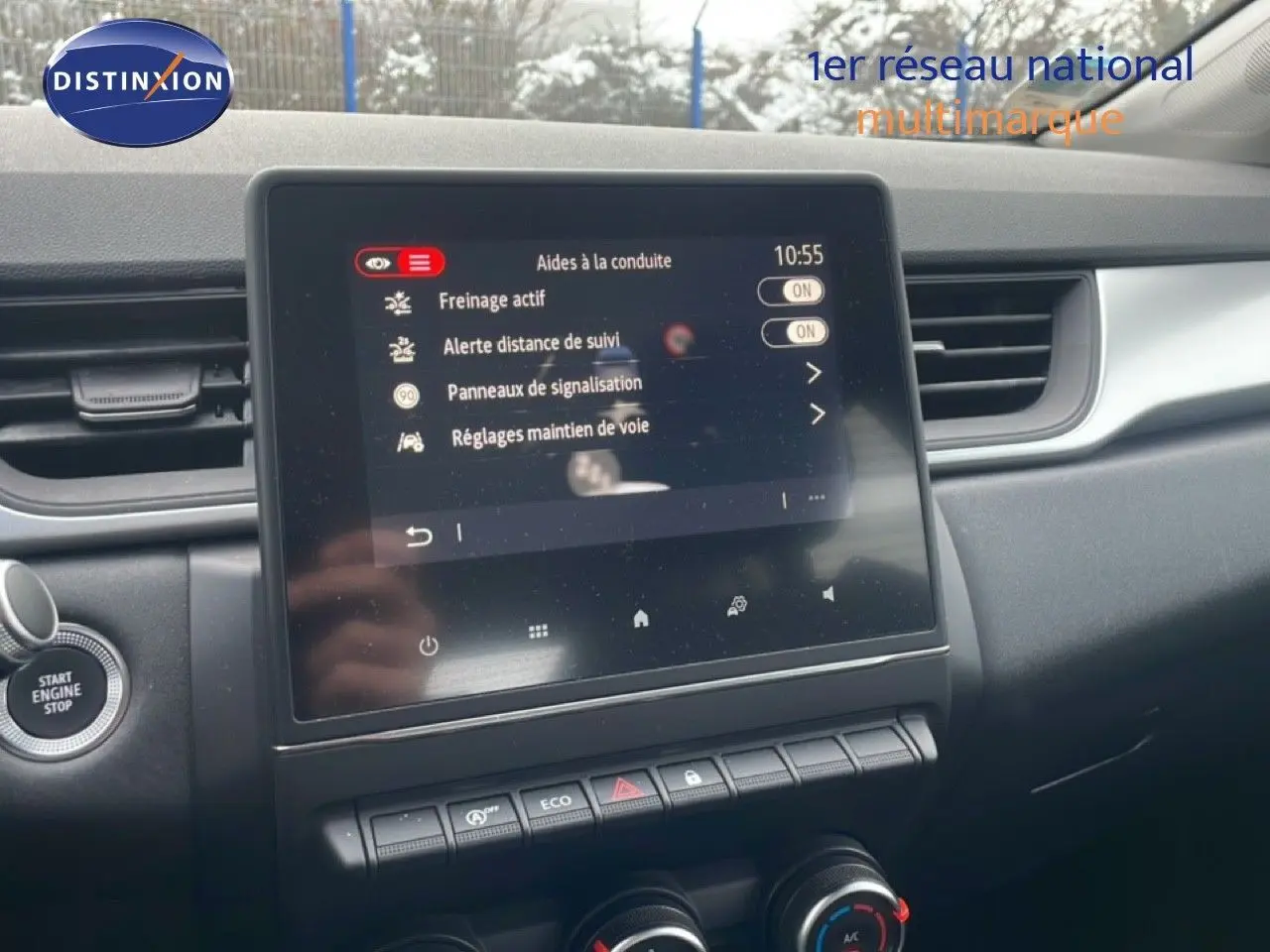 Vue rapprochée de l’écran tactile central du Renault Captur 2020 gris Cassiopée, affichant les aides à la conduite.